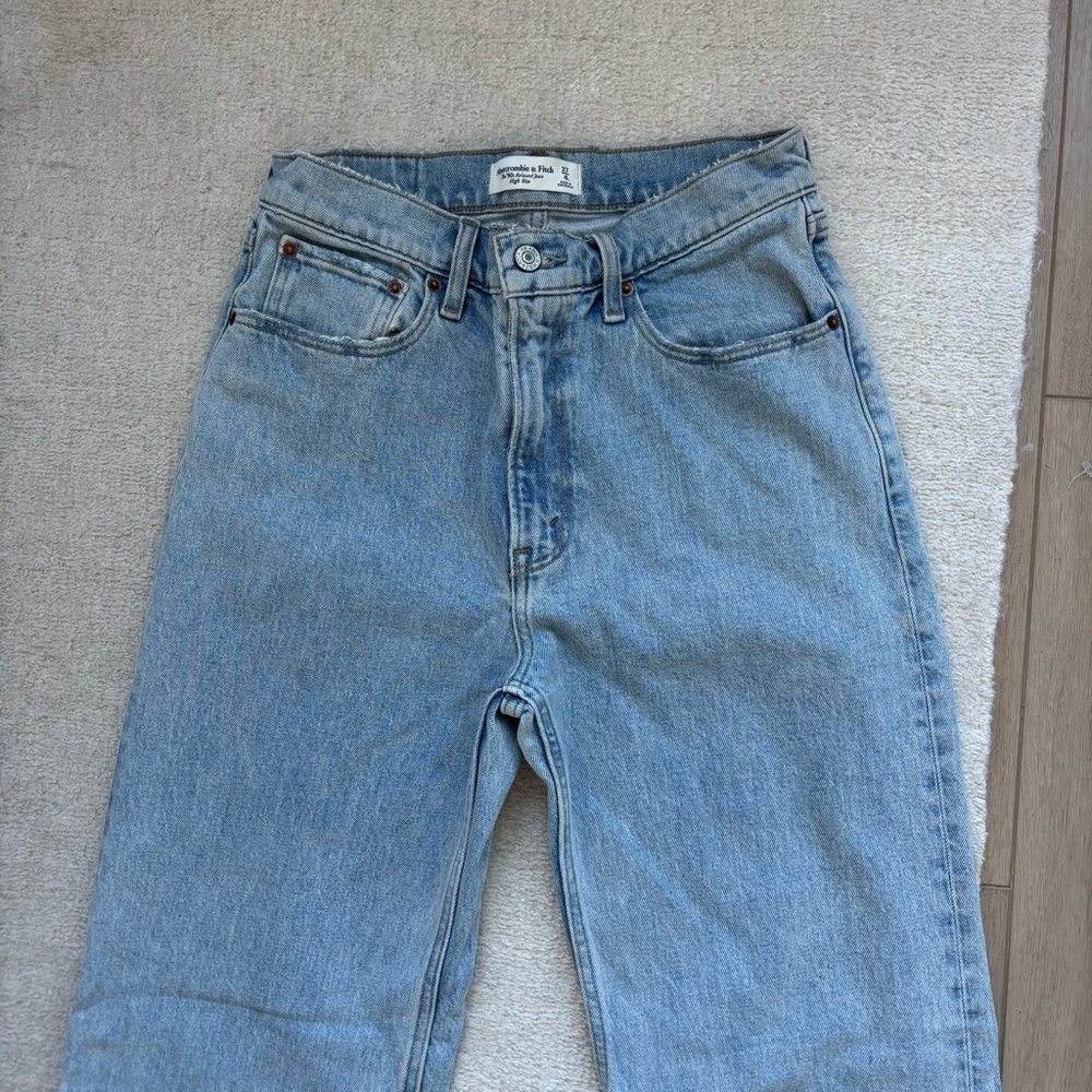 Abercrombie High Rise 90s Relaxed Jean light wash 27LONG - Picture 5 of 9